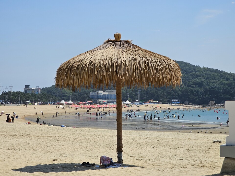 다음주 수도권(서울·인천·경기)지역은 주 초반까지 대체로 구름 많은 날씨가 이어지다 12일 화요일 오후부터 13일 수요일에는 비가 내릴 전망이다. 이후 다시 더위가 본격화하며, 체감온도 33도 이상의 무더위와 열대야가 계속될 것으로 보인다. 사진은 인천 을왕리해수욕장. (사진=중앙신문DB)