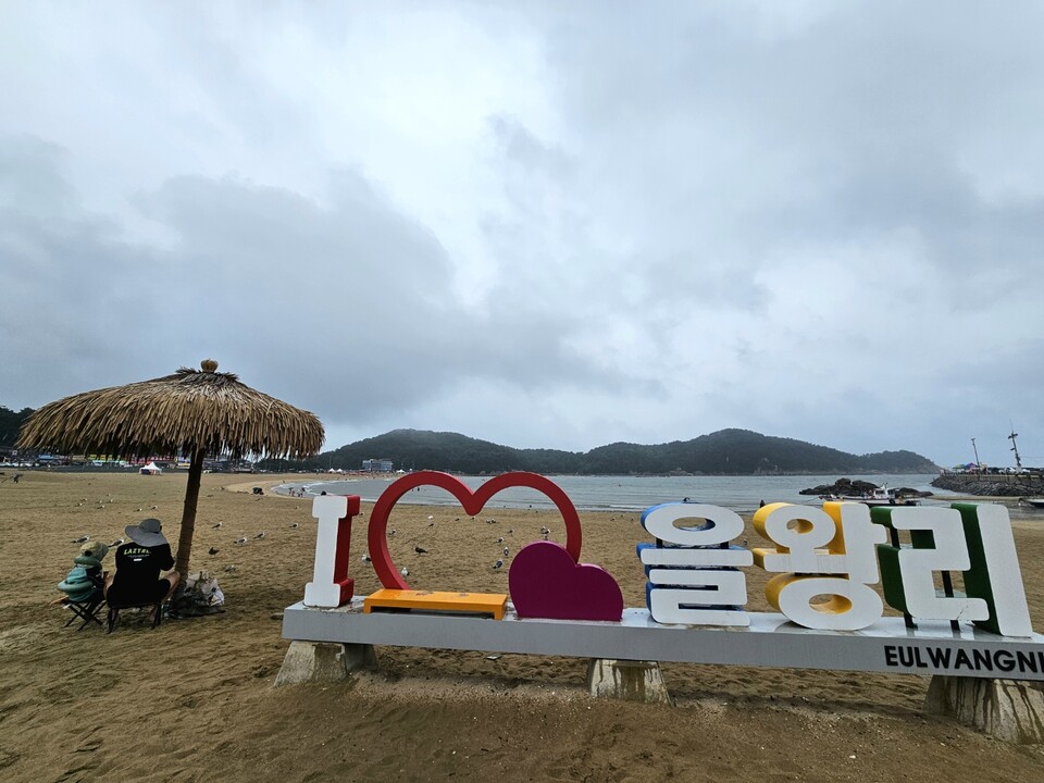 6일 오후 2시50분께 인천 을왕리해수욕장에서 한 가족이 비를 피해 야자수 파라솔 아래에서 휴식을 취하고 있다. (사진=남용우 선임기자)