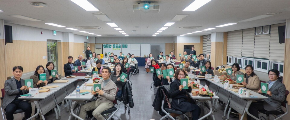 시흥 사람책은 함께 모여 의견을 나누며 발전방향을 찾아가고 있다. (사진제공=시흥시)