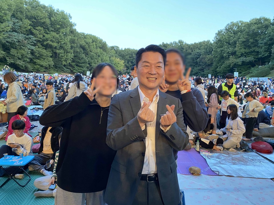 5일 오후 6시10분께 분당중앙공원에서 열리는 ‘2024 성남페스티벌’ 개막식에 참석한 국민의힘 분당갑 안철수 의원이 시민들의 요청에 기념사진을 찍고 있다. (사진=장은 기 기자)