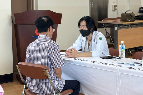 인천 옹진군이 8일 인천나은병원과 함께 의료 접근성이 낮은 북도면 장봉도를 찾아 무료 진료를 진행했다.  (사진제공=옹진군)