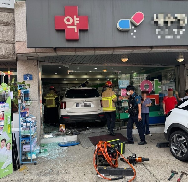 8일 오후 3시31분께 화성시 봉담읍 와우리의 한 상가 1층 약국 안으로 쏘렌토 차량이 돌진했다. 운전자는 60대 여성 A씨였다.