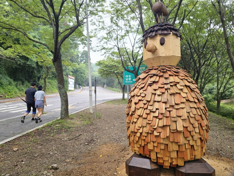 9일 오전 10시50분께 광주시 남한산성역사문화관 뒤 남한산성로 변에 설치된 나무로 된 부엉이 모양의 조형물이 지나가는 사람들의 시선을 끌고 있다. (사진=허찬회 기자)