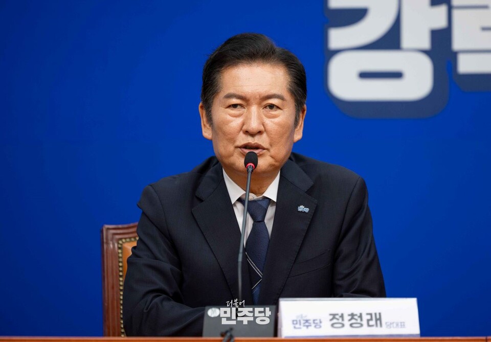 더불어민주당이 11일 국회 본청 당대표회의실에서 열린 제146차 최고위원회의에서 김건희 여사 구속 필요성과 윤석열 전 대통령 내란 사태 단죄를 거듭 촉구하며 정치·사법 공세 수위를 높였다. 동시에 민생 회복 정책과 대외 경제·에너지 현안에 대한 대응 방향도 제시했다. 사진은 정청래 당대표. (사진제공=더불어민주당)