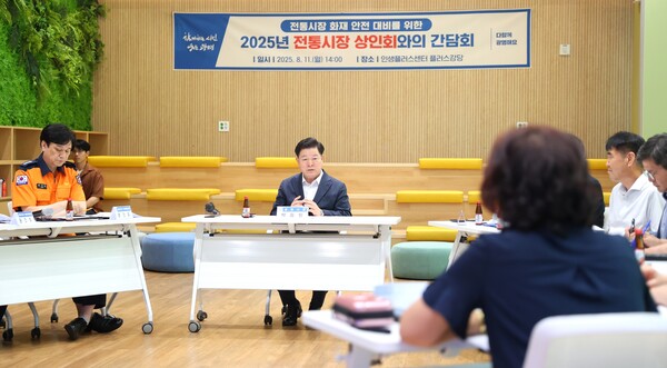 박승원 시장이 11일 인생플러스센터에서 열린 '전통시장 화재 예방' 간담회에 참석해 발언하고 있다. (사진제공=광명시)