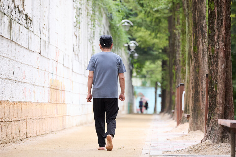 양주시가 봉우근린공원 옆 보행자도로에 ‘흙향기 맨발길’을 조성해 시민들에게 새로운 건강·휴식 공간을 제공하고 있다. (사진제공=양주시)