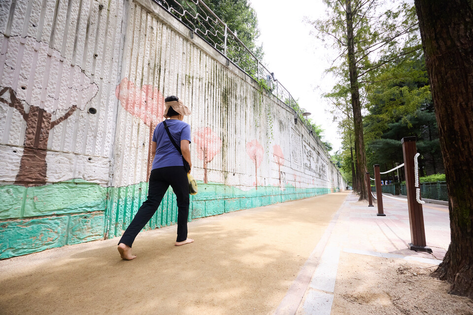 양주시가 봉우근린공원 옆 보행자도로에 ‘흙향기 맨발길’을 조성해 시민들에게 새로운 건강·휴식 공간을 제공하고 있다. (사진제공=양주시)