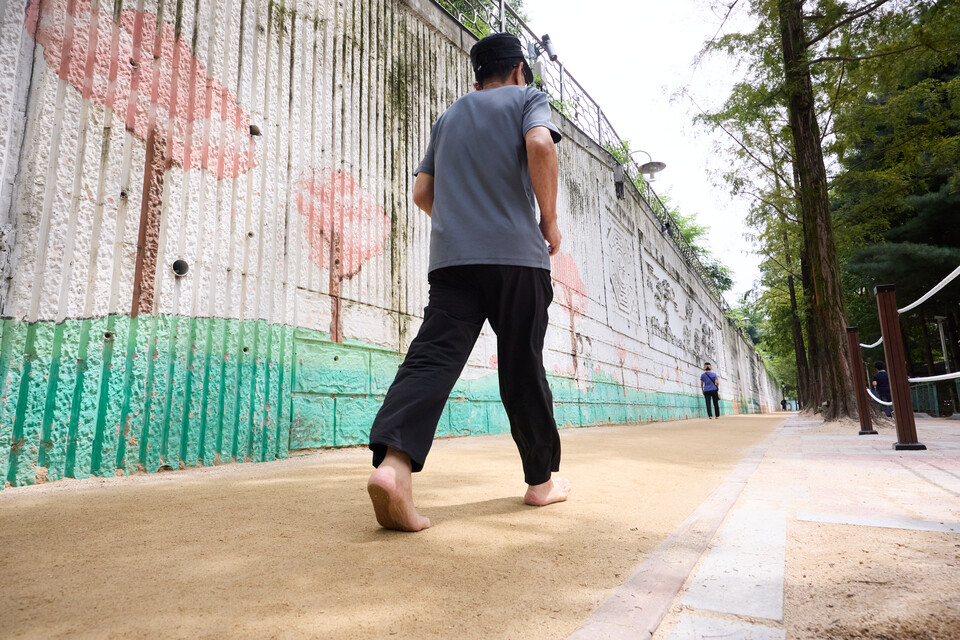 양주시가 봉우근린공원 옆 보행자도로에 ‘흙향기 맨발길’을 조성해 시민들에게 새로운 건강·휴식 공간을 제공하고 있다. (사진제공=양주시)