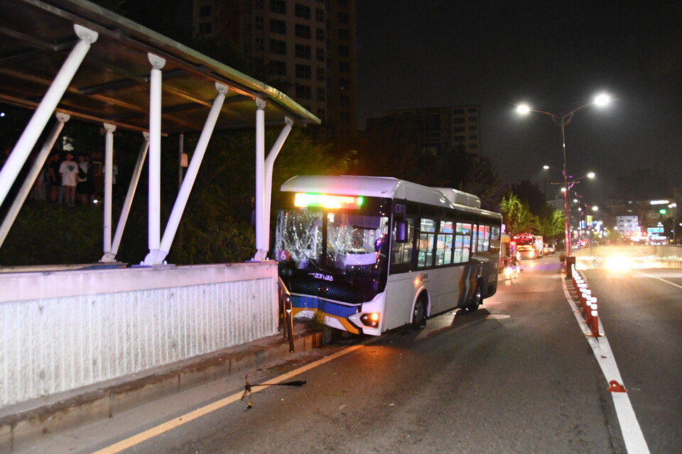 11일 밤 10시30분께 군포시 당동의 한 지하차도를 주행 중이던 전기버스가 변압기를 들이받아 화재가 발생했다. (사진제공=경기도소방재난본부)
