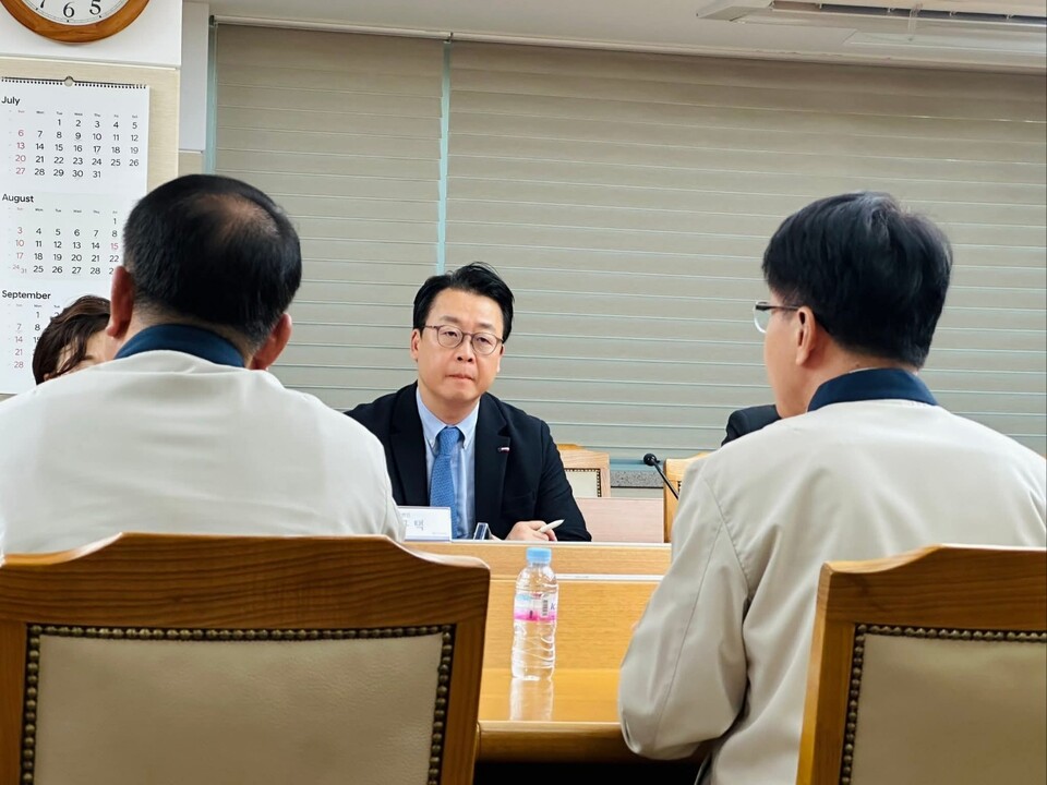 이재명 대통령의 지지율이 취임 두 달 만에 최저치를 기록하고 광복절 특별사면이 야당의 거센 반발을 불러오고 있다. 국민의힘 곽규택 수석대변인은 12일 논평에서 “리얼미터 여론조사 기준 이 대통령 지지율이 한 주 만에 6.8%포인트 급락해 취임 후 최저치인 56.5%를 기록했다”며 “민심이 보내는 냉정한 경고”라고 주장했다. (사진=곽규택 의원 페이스북)