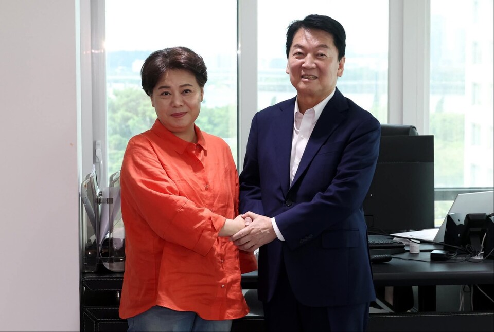 윤희숙 여의도연구원장이 12일 자신의 SNS를 통해 “정권에 이어 당까지 말아먹으려는 ‘윤어게인’ 세력으로부터 당을 지켜야 한다”며 강한 경고를 날렸다. 사진은 안철수 의원과 윤희숙 여의도연구원장. (사진=안철수  의원 페이스북)