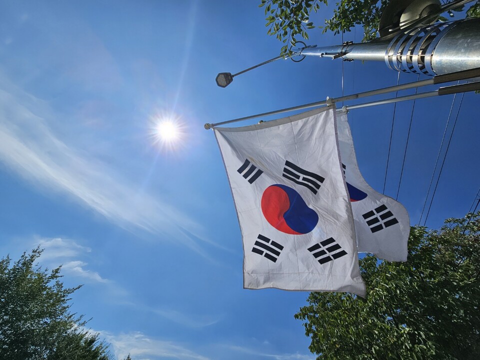 제80주년 광복절을 사흘 앞둔 12일 오후 2시18분께 여주시 현암동 도로변에 게시된 태극기가 푸른 하늘을 배경으로 바람의 펄럭이고 있다. (사진=김광섭 기자)