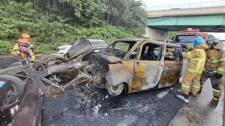 12일 오후 4시27분께 화성시 남양읍 장동리 구간 평택시흥고속도로 서울방향에서 차량 2대가 충돌 후 불이 나 차량 2대를 모두 태우고, 신고를 받고 출동한 소방당국에 의해 약 54분 만인 오후 5시27분께 모두 진화됐다. (사진제공=경기도소방재난본부)