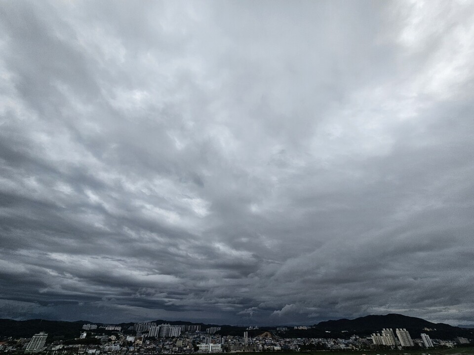 ​​​​​​​13일 수요일 수도권(경기·인천) 지역은 종일 흐린 가운데 돌풍과 천둥·번개를 동반한 많은 비가 내리겠으며, 이번 비는 14일 목요일까지 이어질 전망이다. (사진=중앙신문 DB)