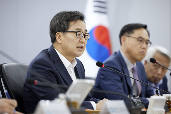 김동연 경기도지사가 도정점검회의서 중점과제&nbsp; 등 6월 추경 처리 강력 주문했다. 사진은 29일 오후 경기도청 서희홀에서 열린 도정점검회의에서 김동연 지사가 인사말을 하고 있다. (사진제공=경기도)