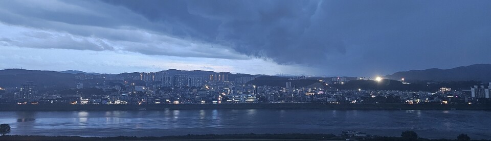 기상청이 13일 오후 7시를 기해 경기와 인천 전역에 호우특보를 발효한 가운데, 여주 남한강 일대에 시커먼 먹구름이 끼여 있다. (사진=김광섭 기자)