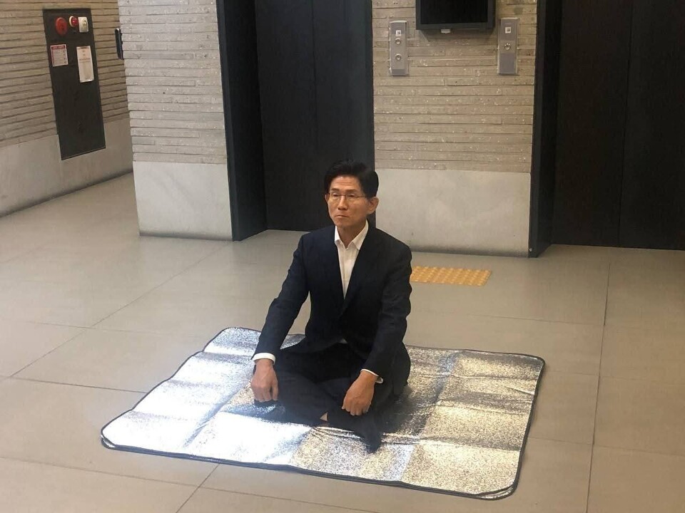 김문수 국민의힘 당대표 후보가 김건희 특검팀의 중앙당사 압수수색 시도에 반발하며 무기한 농성에 돌입했다. (사진=김문수 당대표 후보 페이스북)