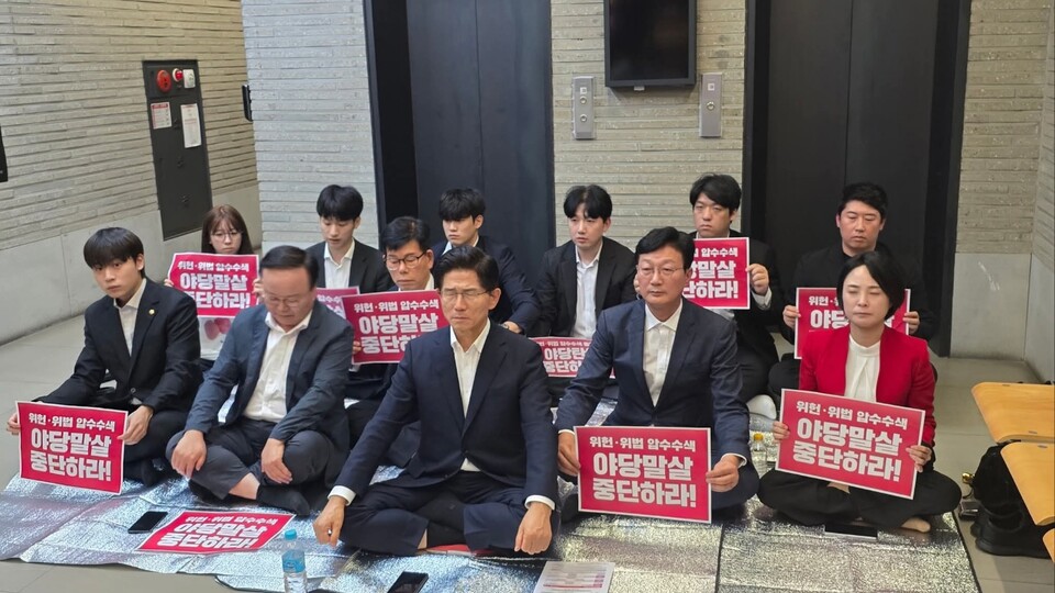 김문수 국민의힘 당대표 후보가 13일 밤 11시30분부터 당사 1층 로비에서 무기한 농성에 돌입한데 이어 김재원 최고위원 후보, 손수조 청년최고위원 후보 등이 농성에 함께 했다. (사진=손수조 청년최고위원 후보 페이스북)