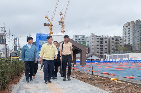 박승원 시장이 14일 오전 광명초등학교 임시 통학로 정비 현장을 찾아 점검하고 있다. (사진제공=광명시)