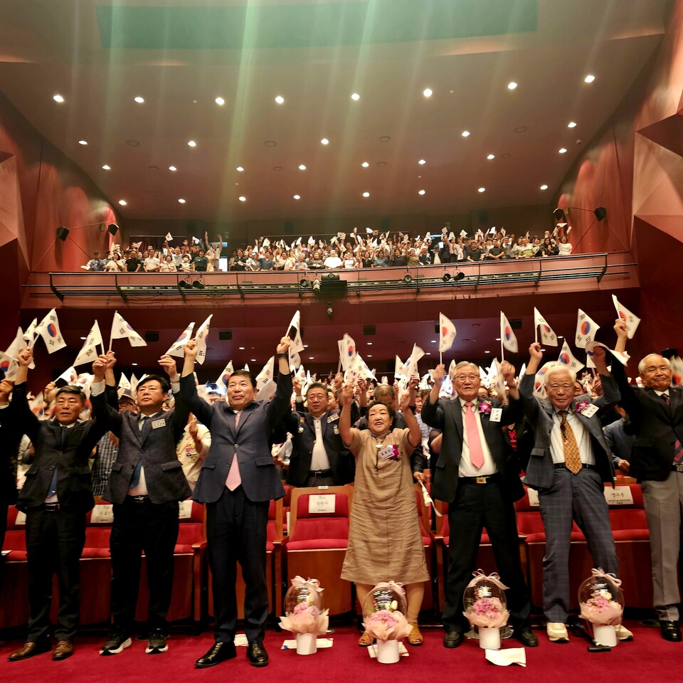 광복 제80주년을 기념해 구리아트홀 코스모스대강장에서 열린 '광복절 기념식에서 독립유공자 가족들과 백경현 구리시장, 신동화 구리시의회의장 등 내외빈, 시민 700여명이 함천우 구리시광복회장의 선창에 맞춰 만세삼창을 하고 있다. (사진=이건구 기자)