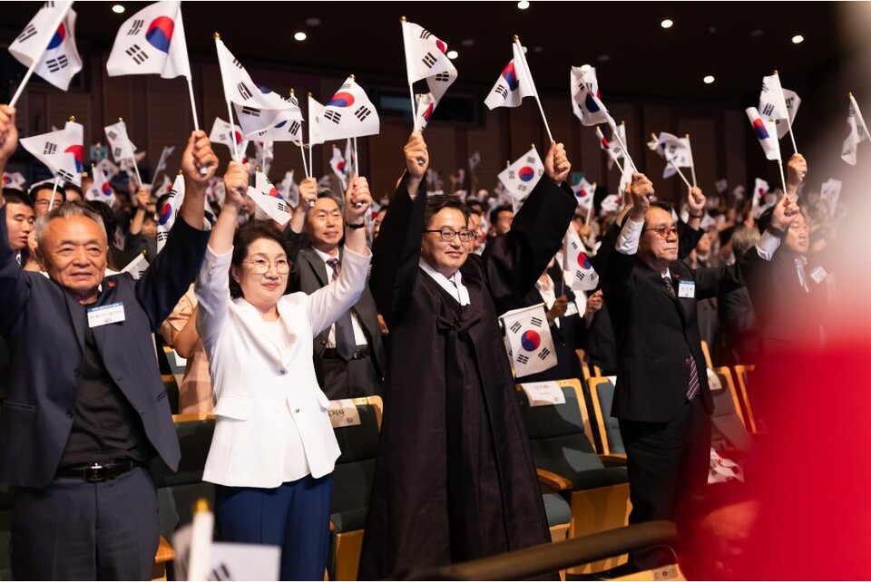 15일 오전 경기아트센터에서 열린 제80주년 광복절 경축식에서 김동연 경기도지사가 국내·외 독립유공자 후손 및 지역 사회 구성원 등과 만세삼창을 하고 있다. (사진제공=경기도)