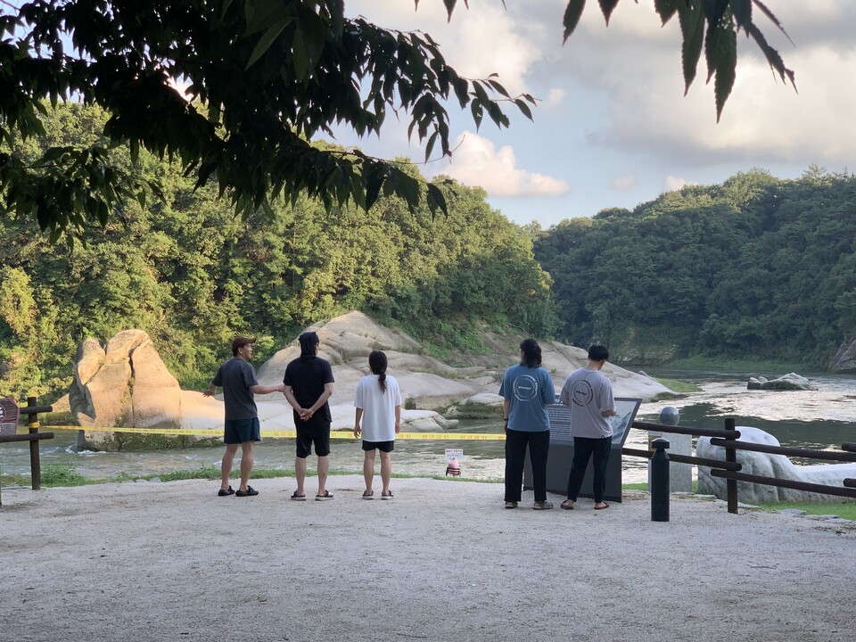 15일 오후 6시5분께 조선시대 때 도성에서 금강산과 함경도의 길목이던 포천 화적연에 한동안 빛이 머물며 방문객들의 눈길을 끌고 있다. (사진=김성운 기자)