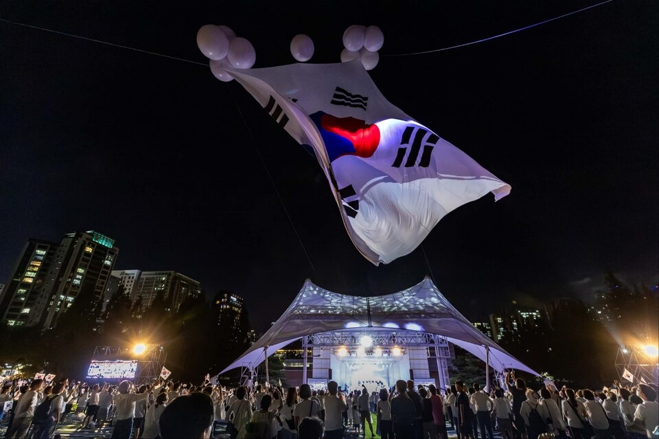 수원시가 광복 80주년을 맞아 시민 1만 명이 한자리에 모여 독립군가·애국가 등을 합창하고, 80년 전 국권 회복의 기쁨을 함께 나눴다. (사진=이재준 수원시장 페이스북)