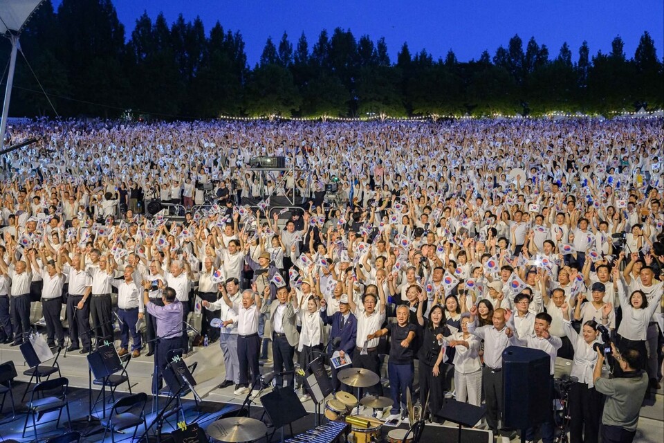 수원시가 광복 80주년을 맞아 시민 1만 명이 한자리에 모여 독립군가·애국가 등을 합창하고, 80년 전 국권 회복의 기쁨을 함께 나눴다. (사진=이재준 수원시장 페이스북)