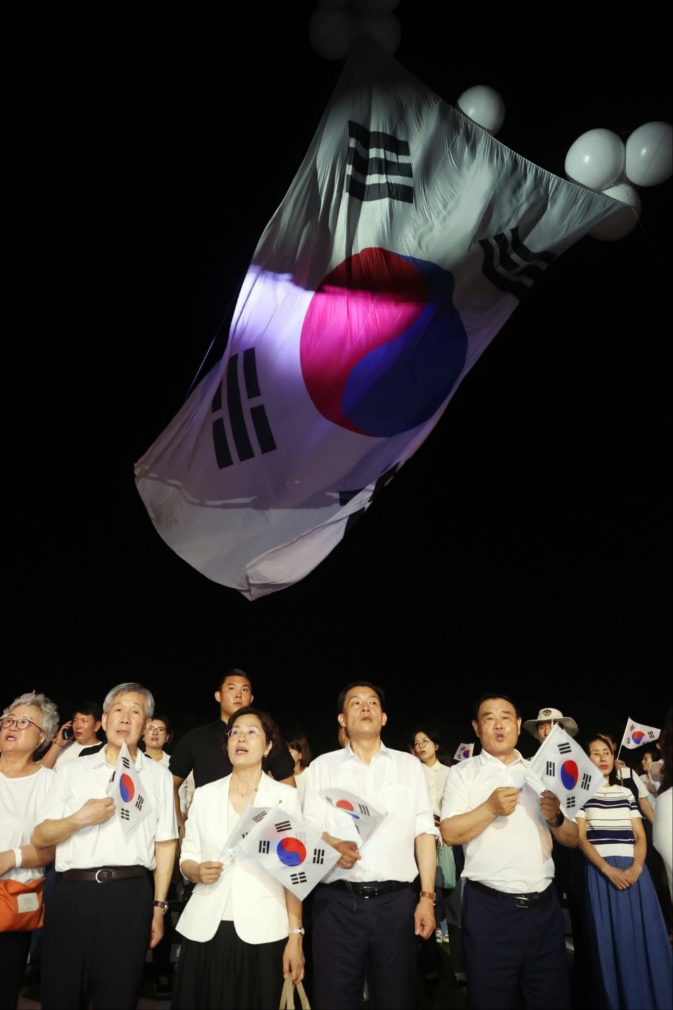 수원시가 광복 80주년을 맞아 시민 1만 명이 한자리에 모여 독립군가·애국가 등을 합창하고, 80년 전 국권 회복의 기쁨을 함께 나눴다. (사진=이재준 수원시장 페이스북)