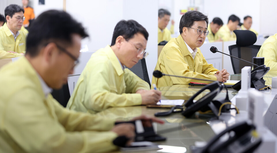 18일 오전 경기도청 전시종합상황실에서 김동연 지사, 부지사, 경기도소방재난본부장 등이 참석한 가운데 2025년 을지연습 최초 상황보고 회의가 열리고 있다. (사진제공=경기도)