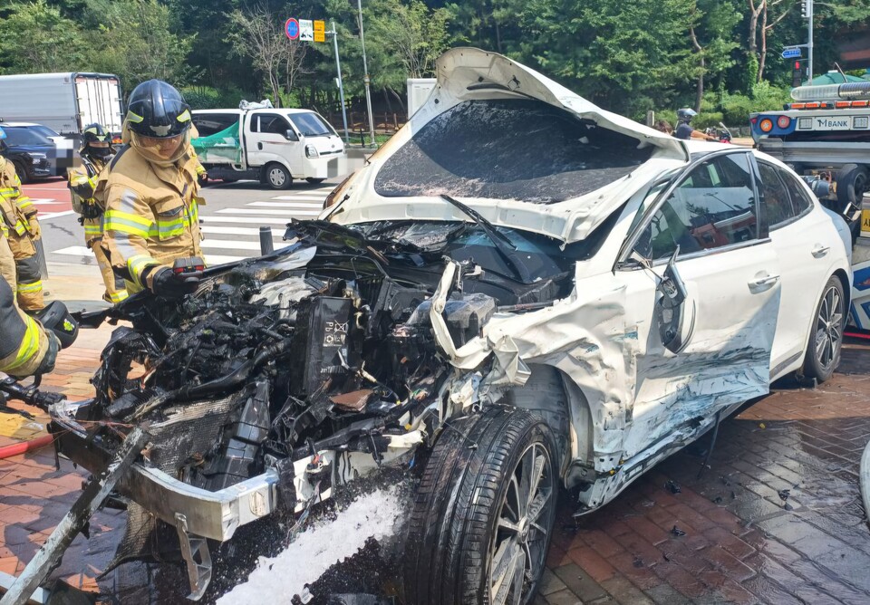 18일 오후 2시20분께 오산시의 한 아파트단지 인근 삼거리에서 승용차 간의 충돌사고가 나 2명이 부상을 입었다. (사진제공=경기도소방재난본부)