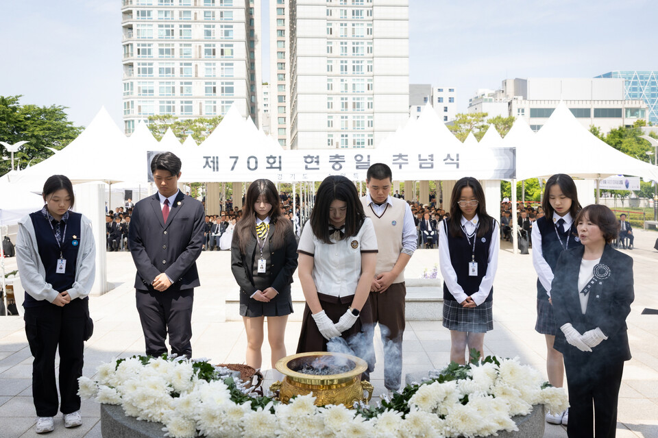 수원시 청소년의회회 의장단이 제70회 현충일 추념식에서 분향을 하고 있다. (사진제공=수원시)