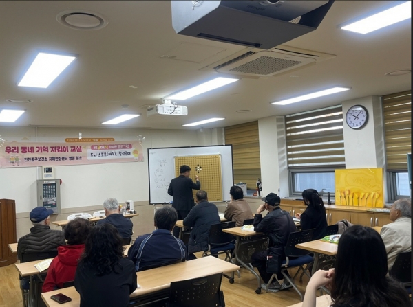 인천 중구가 오는 9월17일부터 11월12일까지 8주간 매주 수요일 국제도시보건과 치매안심센터 영종분소에서 어르신 대상 ‘2025년도 하반기 치매예방교실’을 운영한다. (사진제공=중구)