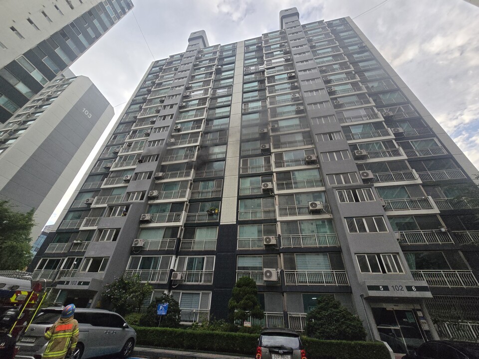 18일 오후 5시6분께 부천시 소사구 송내동의 한 22층짜리 아파트 6층 세대에서 불이 나 아파트 내부 일부를 태우고, 신고를 받고 출동한 소방당국에 의해 약 16분 만인 오후 5시22분께 모두 진화됐다. (사진제공=경기도소방재난본부)