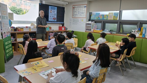 김포시가 운영중인 우리아이행복돌봄센터 원어민 프로그램 운영 모습. (사진제공=김포시)