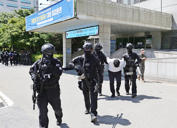 20일 인천구치소에서 민·관·군·경 18개 기관 100여 명이 참여한 가운데 폭발물 및 인질 테러 대응 실전 훈련이 실시됐다. (사진제공=미추홀구)