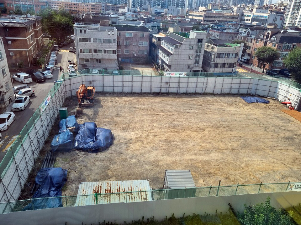 구리도시공사가 토평동 일원의 만성적인 주차난 해소 및 주민 편의 증진을 위해 추진 중인 연면적 4200㎡에 지상 3층 4단규모의 ‘토평동 979번지 주차장 건립공사’ 부지 전경. (사진=이건구 기자)