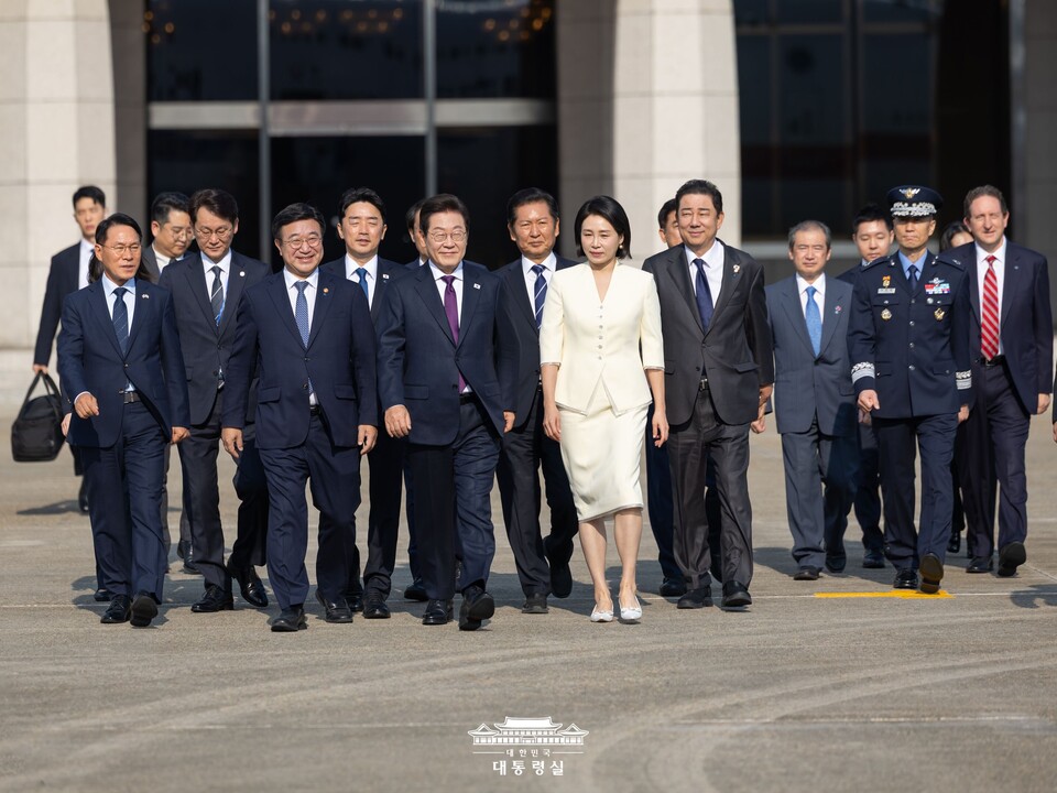 이재명 대통령과 김혜경 여사가 23일 오전 서울공항을 통해 일본 순방길에 올랐다. (사진제공=대통령실)