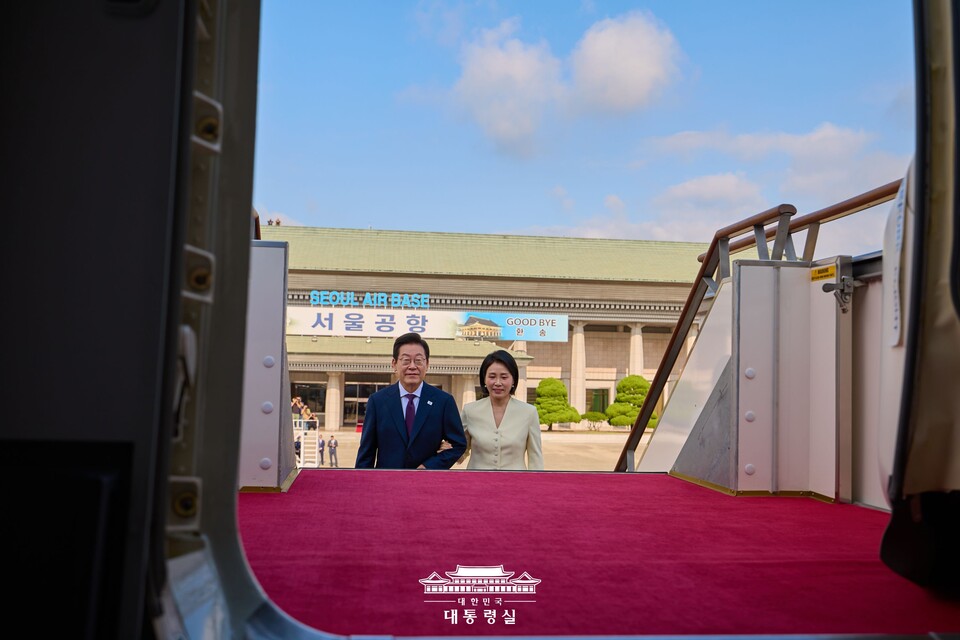 이재명 대통령과 김혜경 여사가 23일 오전 서울공항을 통해 일본 순방길에 올랐다. (사진제공=대통령실)