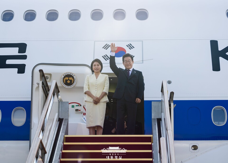 이재명 대통령과 김혜경 여사가 23일 오전 서울공항을 통해 일본 순방길에 올랐다. (사진제공=대통령실)