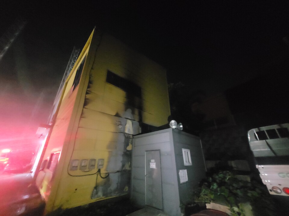 23일 오후 10시58분께 광주시 능평동의 한 전동킥보드 배터리 충전업체에서 불이 나 건물 내부 일부와 리튬이온배터리 약 200점 등을 태우고, 신고를 받고 출동한 소방당국에 의해 약 25분 만인 오후 11시23분께 모두 진화됐다. (사진제공=경기도소방재난본부)