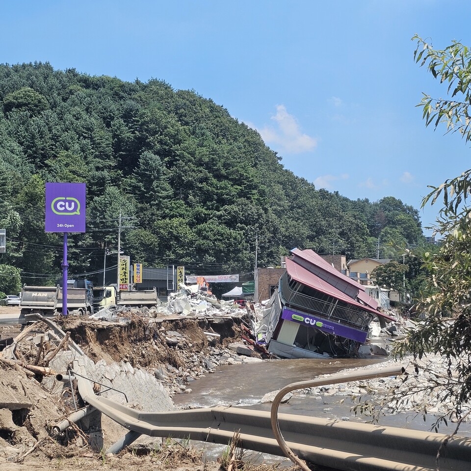 가평군이 3일 오후부터 예보된 집중호우에 대비해 비상 대응 체제로 전환했다. 최근 연이은 폭우로 산사태와 하천 범람 등 인명 및 재산 피해가 발생한 가운데, 군은 또다시 반복될 수 있는 피해를 막기 위해 전 행정력을 총동원하고 있다.&nbsp;사진은 지난 7월20일&nbsp;가평군 상면 원흥길 인근 하천변에 기습 폭우로 무너진 CU편의점. (사진=이건구 기자)