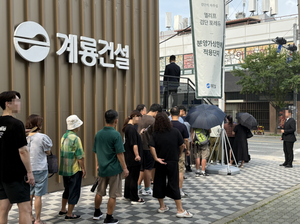 계룡건설은 지난 22일 인천 검단신도시에서 ‘엘리프 검단 포레듀’ 견본주택을 개관하고 본격적인 분양에 돌입했다. 개관 당일은 물론 주말까지 견본주택 많은 관람객이 방문했다. (사진제공=계룡건설)