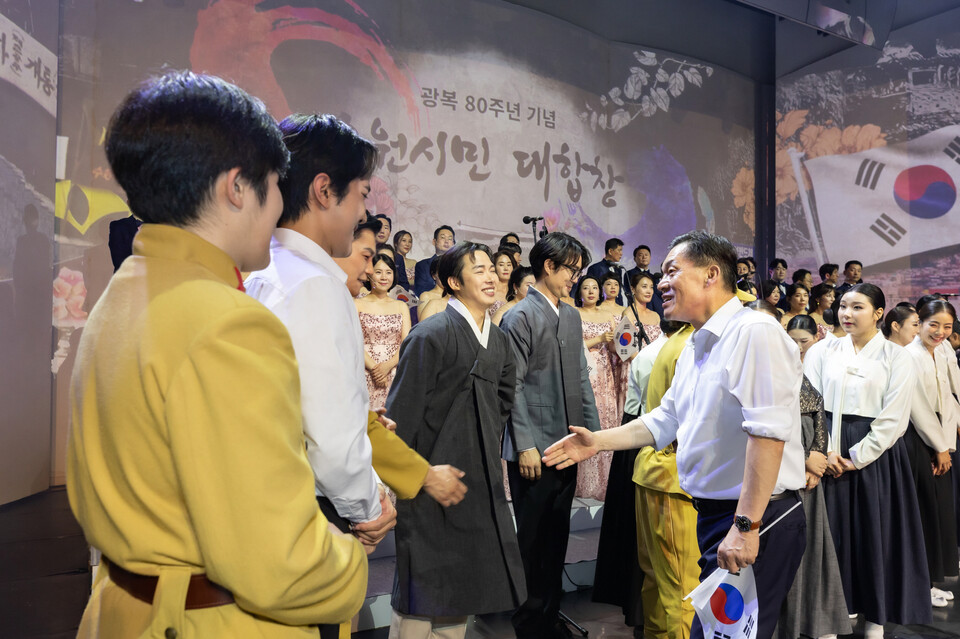 이재준 수원시장이 지난 15일 제1야외음악당에서 열린 수원시민대합창에 참여한 전문 예술인들과 인사를 나누고 있다. (사진제공=수원시)