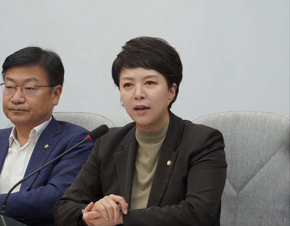 김은혜 국회의원(성남시분당구을)이 19일 자신의 페이스북 계정 글을 통해 조국 전 대표의 사면을 강하게 비판했다. 김 의원은 김대중 대통령 서거 16주기를 맞아 조 전 대표가 참배 후 “김대중 회고록을 읽었다”고 밝힌 것을 두고, 행동은 정반대라고 직격했다. (사진=김은혜 의원 페이스북)
