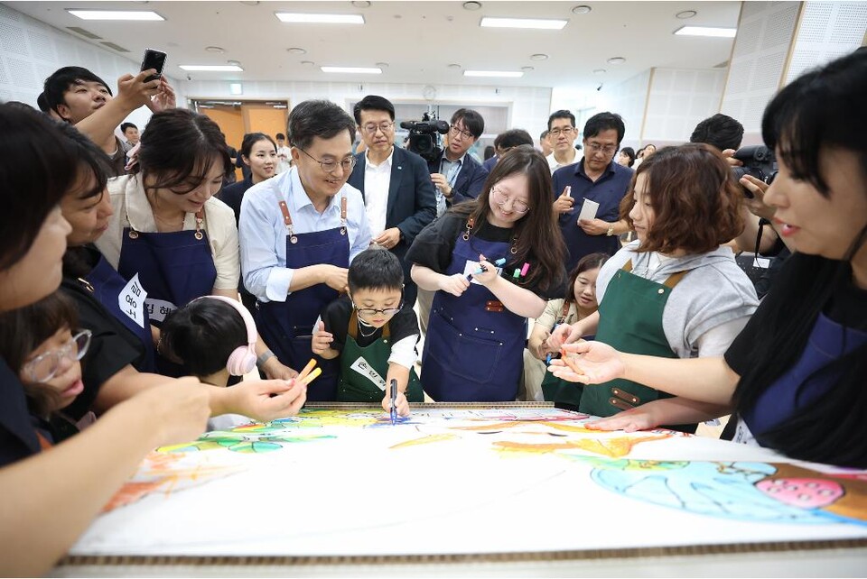 김동연 경기도지사가 26일 양주 북부누림센터를 찾아 도담학교 학생과 학부모들을 만났다. (사진제공=경기도)