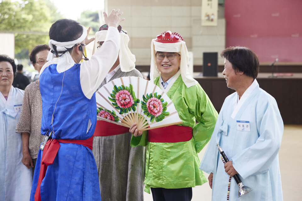 김동연 경기도지사가 26일 ‘달달버스’ 민생투어 두 번째 일정으로 양주별산대놀이마당을 찾았다. (사진제공=김동연 경기지사 페이스북)