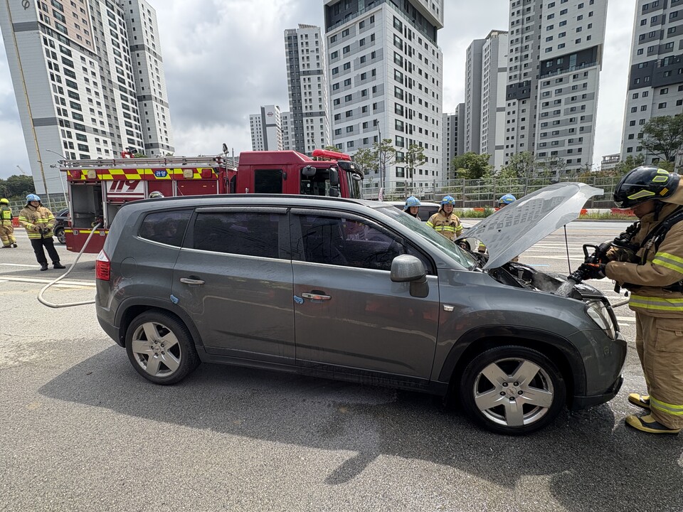 26일 낮 12시2분께 과천시 갈현동 도로를 지나던 SUV 차량에서 불이 나 차량 일부를 태우고, 신고를 받고 출동한 소방당국에 의해 약 17분 만인 낮 12시20분께 모두 진화됐다. (사진제공=경기도소방재난본부)