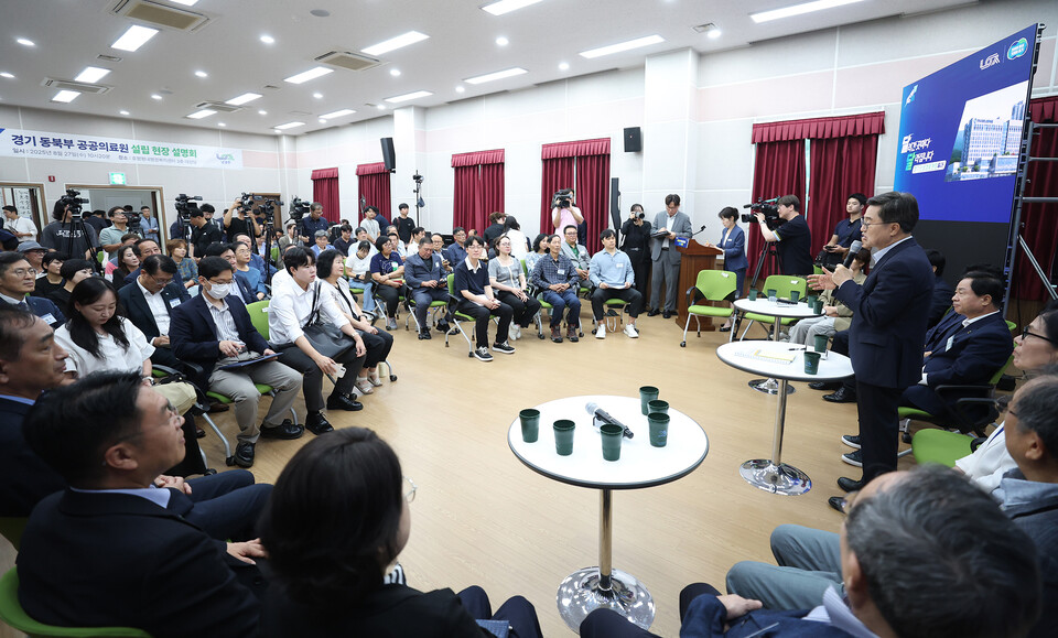 일명 ‘달달버스’를 타고 민생경제 현장투어를 진행 중인 김동연 경기도지사가 27일 남양주 혁신형 공공의료원 예정부지를 돌아봤다. (사진제공=경기도)
