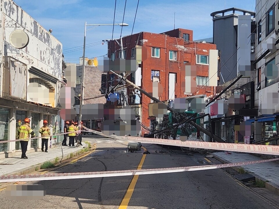 김포시 북변동 도심 도로에서 시내버스가 전신주를 들이받아 인근 지역이 한때 정전 사태를 겪었다. 다행히 인명 피해는 없었으나, 수백 가구가 불편을 겪고 차량 통행도 차단됐다. (사진제공=경기도북부소방재난본부)